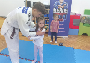 Ala z Krasnoludków uczy się chwytów walki judo na macie.