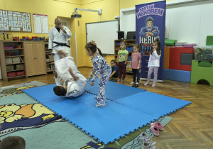 Hania ćwiczy na macie z trenerem judo.