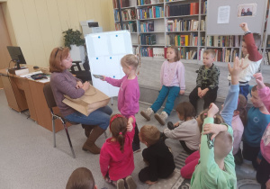 Łucja ma kalkulator - atrybut księgowej lub ekspedientki.