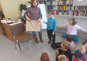 Jaś wyciągnął z torby długopis kojarzony z pisarzem lub nauczycielem.