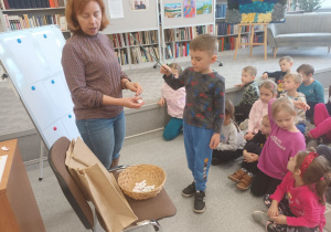 Kacper losuje zagadkę o zawodach.