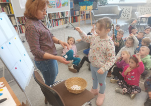 Kornela podaje Pani Ilonie karteczkę z zagadką.