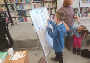 Julek odkrywa kolejny obrazek w memory „Zawody”