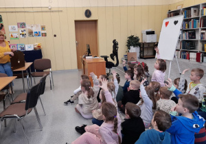 Dzieci zgłaszają się do odpowiedzi na pytanie: kto to jest bohater?