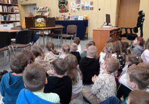 Przedszkolaki oglądają teatrzyk kamishibai: Bajkę O trzech koźlątkach.