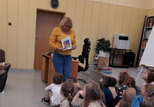 Pani Ula streściła dzieciom bajkę: O rybaku i złotej rybce.