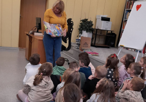 Pani Ula prezentuje dzieciom ilustrację z bajki: Śpiąca Królewna.