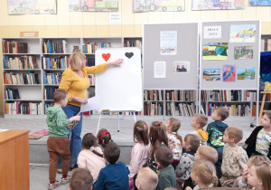 Armin ocenia postać z bajki i umieszcza ją na tablicy w odpowiednim miejscu.