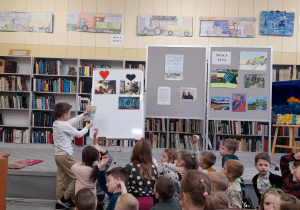 Kacper decyduje, po której stronie przyczepić obrazek.