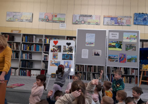 Maja wylosowała obrazek z postacią negatywną i umieszcza go na tablicy.