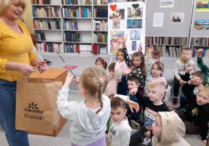 Łucja wylosowała wędkę – atrybut rybaka z bajki O rybaku i złotej rybce.