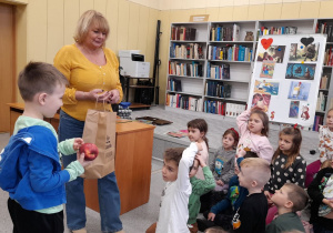 Jabłko, które trzyma Julian, dzieci powiązały z bajką Śpiąca Królewna.