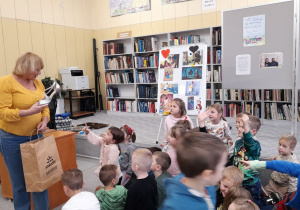 Oliwia skojarzyła pantofelek z bajką o Kopciuszku.