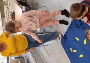 Anastazja łowi złotą rybkę.