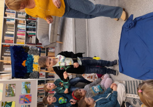 Wojtek złowił rybkę na wędkę.