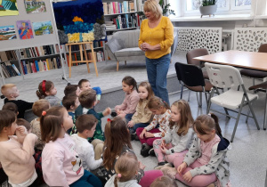 Dziewczynki schowały ziarnko grochu, a pozostałe dzieci odgadują, która z nich jest księżniczką na ziarnku grochu,