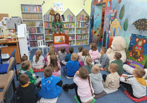 Przedszkolaki oglądają teatrzyk kamishibai bajkę pt. „Mój przyjaciel Pluszowy Miś”.