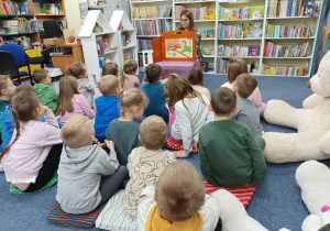 Adaś bohater bajki podczas poszukiwania autka odnajduje misia.