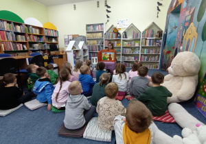 Po wspólnych przygodach miś zostaje przyjacielem Adasia.