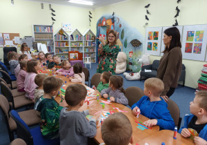 Prowadząca pokazuje w jaki sposób odciąć wystające kolorowe paski.