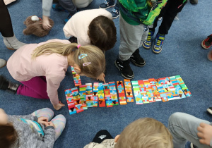 Dzieci oglądają kolorowe zakładki.