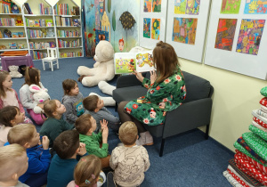 Przedszkolaki słuchają bajki o myszce Mini.