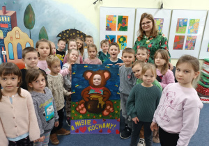 Wspólne zdjęcie Misiaczków z prowadzącą.