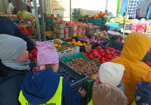 Przedszkolaki nazywają rozpoznane owoce.