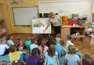 Pani Renia pokazuje, oznaczenia żywności ekologicznej.