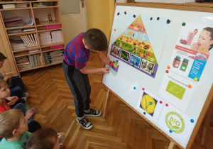 Klemens układa owocowe puzzle.