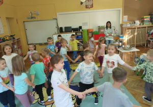 Dzieci tańczą w rytm piosenki „Jabłuszko rumiane”.