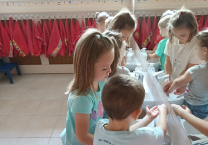 Dzieci myją ręce przed wykonaniem sałatek i musów.
