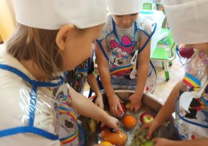 Mycie owoców przed ich obieraniem i krojeniem.