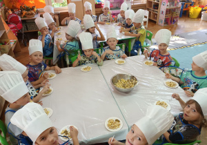 Samodzielnie wykonane sałatki owocowe bardzo dzieciom smakują.