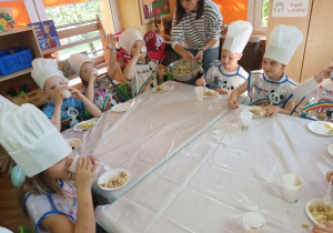 Owocowy mus smakuje przedszkolakom.