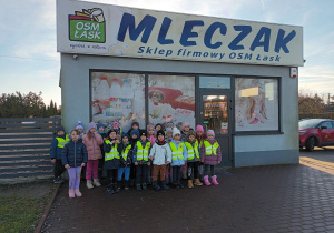 Grupa Misiaczków przy sklepie „Mleczak”.