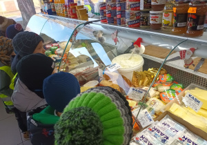 Chłopcy oglądają asortyment sklepu.