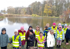 Dzieci z grupy „Misiaczków” obok stawu w Parku Miejskim w Łasku.