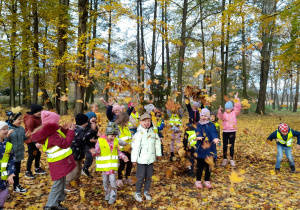 Dzieci chętnie wzięły udział w zabawie liśćmi.