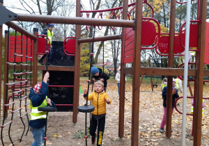 Wspólne zabawy przedszkolaków w otoczeniu jesiennej przyrody.