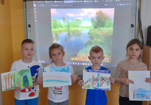 Julian, Ada, Jakub i Anastazja prezentują narysowaną przez siebie rzekę Grabię.