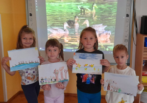 Dzieci bardzo chętnie rysowały spotkane nad stawem kaczki.