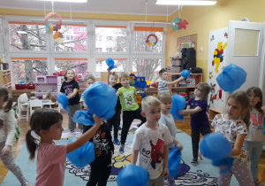 Dzieci z grupy "Misiaczków" przedstawiły taniec kropelek wody.