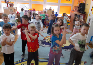 Przedszkolaki ilustrują ruchem zdanie: „Dzięki wodzie ryby pływają”.