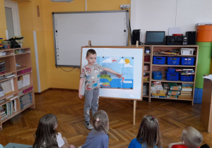 Armin wskazuje fazę obiegu wody: parowanie.