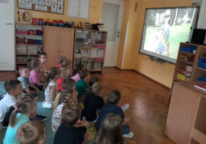 Przedszkolaki oglądają film o 3-letnim Franku, który łowił pierwsze w życiu ryby.