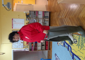 Pani Renata demonstruje dzieciom buty wodery.