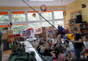 Kasjan nawija kołowrotkiem żyłkę wędkarską.