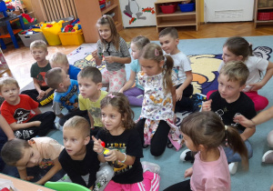 Maja i Julka oglądają z bliska spławiki.