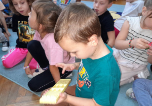 Armin ogląda haczyki.